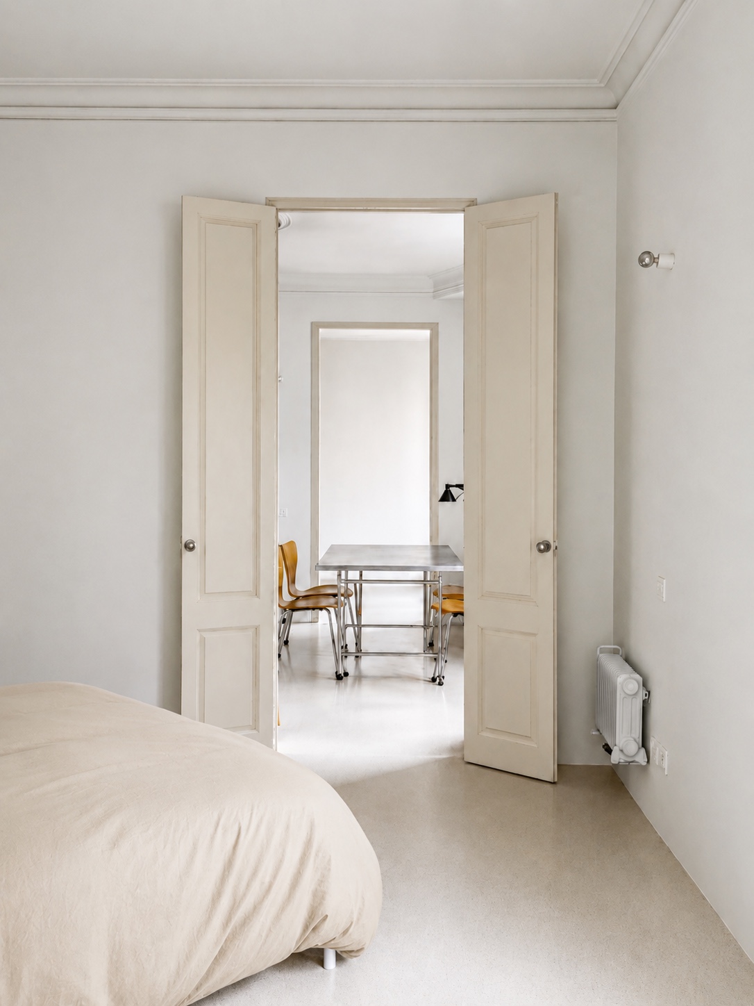 Habitación principal con las puertas dobles abiertas al comedor